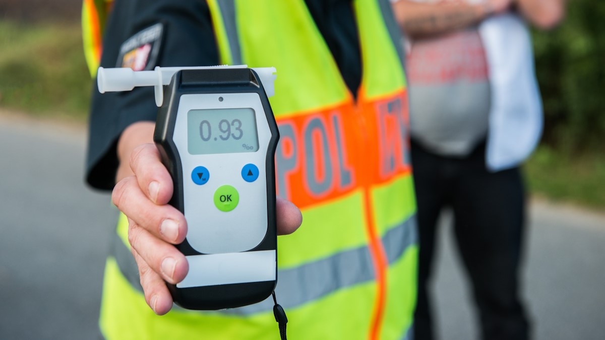 Polizeilicher Alkoholtest mit Fahrer