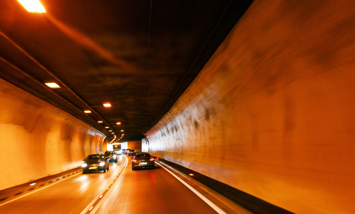 Fahrzeuge in einem Tunnel