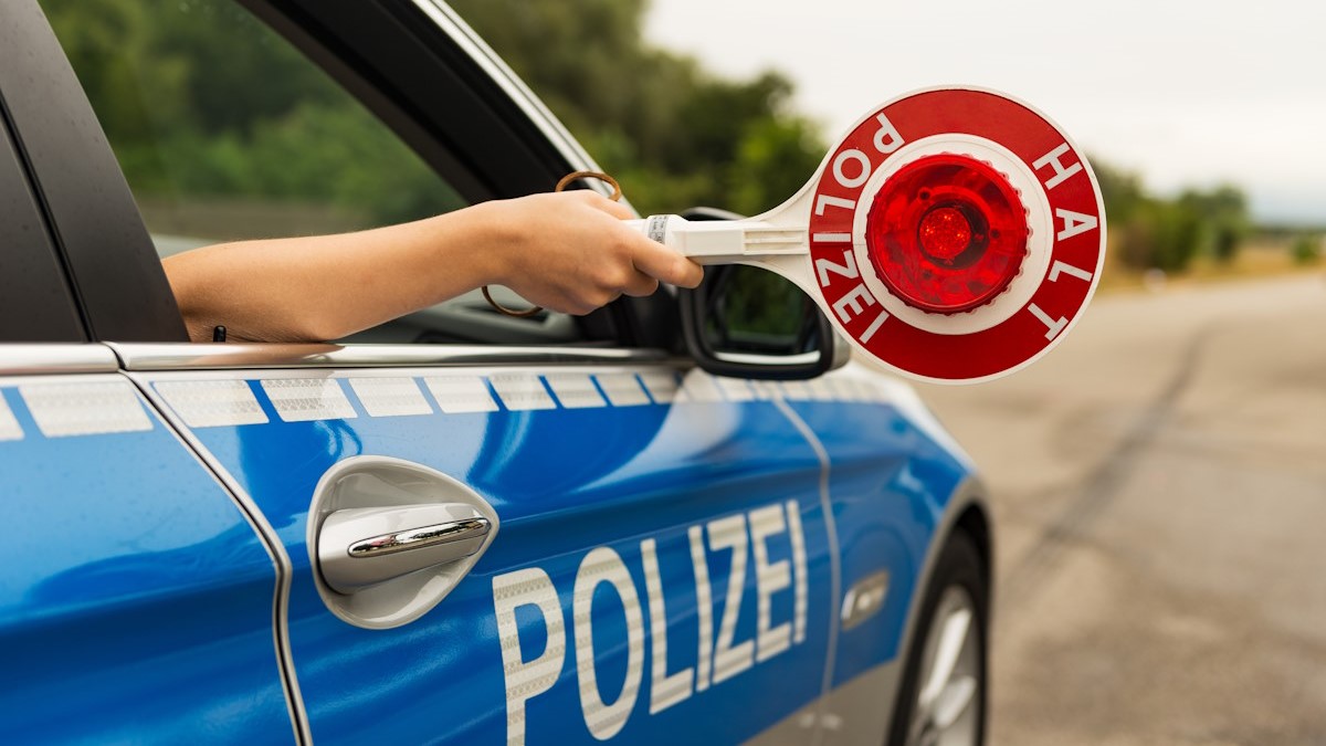 Polizei kontrolliert aus Polizeiauto